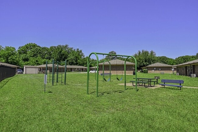 Building Photo - 331 N Longview St