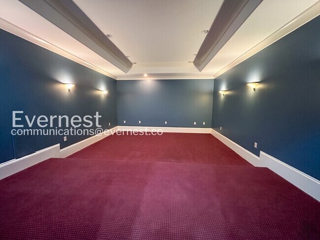 Building Photo - Spacious 7 Bed/8 Bath Home with Garage / Pet-Friendly / Available Now!