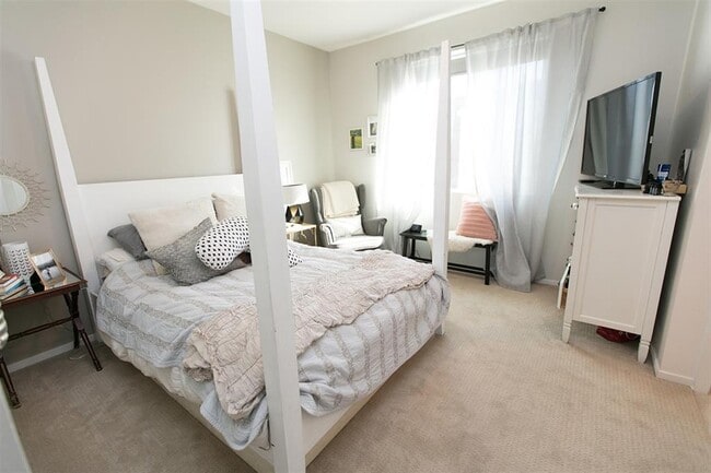 Building Photo - Urban living in this Gorgeous 3 bedroom 3....