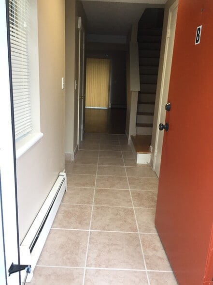front hallway and door - 1417 Quinnipiac Ave