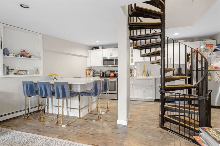 Building Photo - 55 Russell St