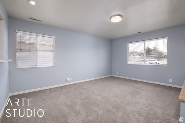 Building Photo - Two-bedroom Apartment in Murray!