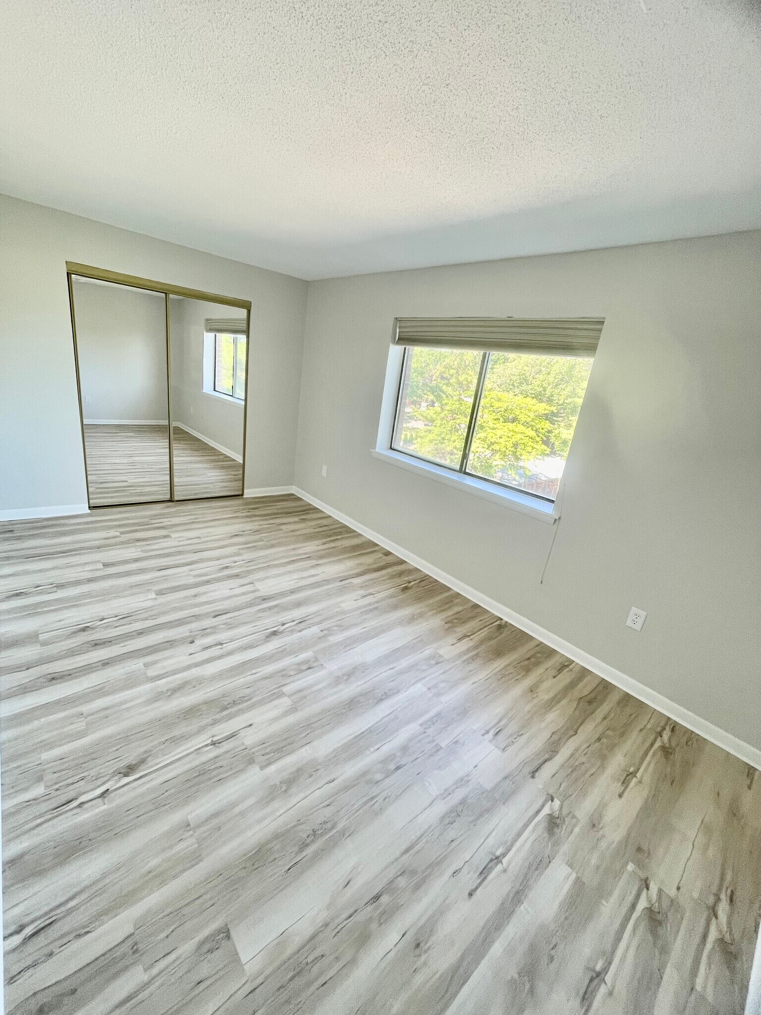 Building Photo - 2400 Harbor View Dr