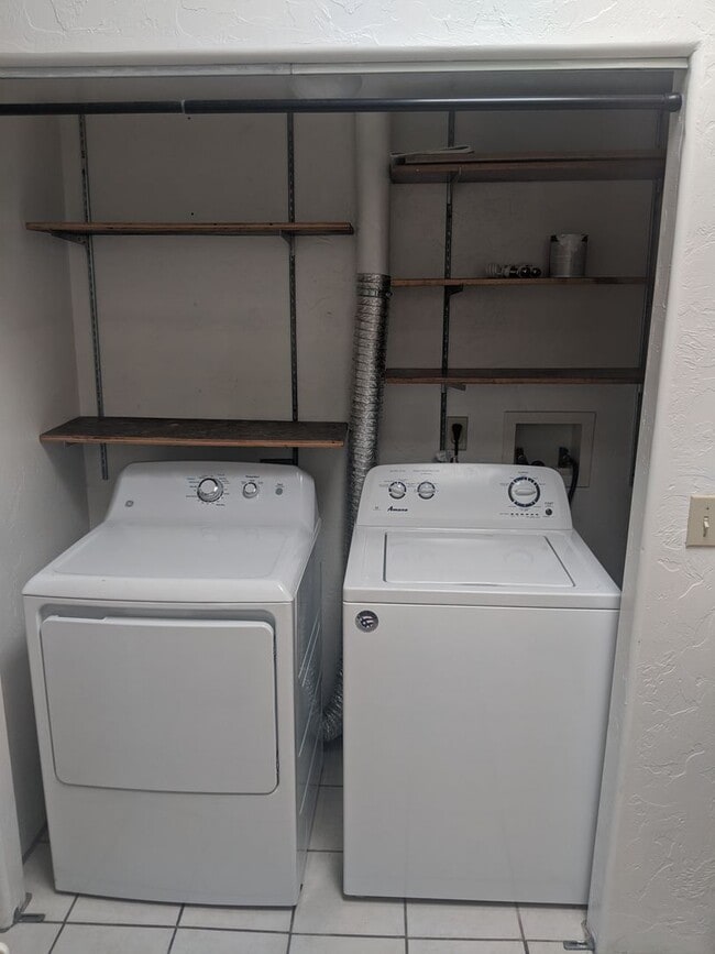 Building Photo - 1 Bedroom and 1 Bath Unit
