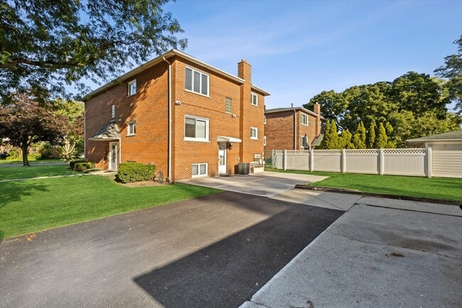 Building Photo - 801 Barnsdale Rd