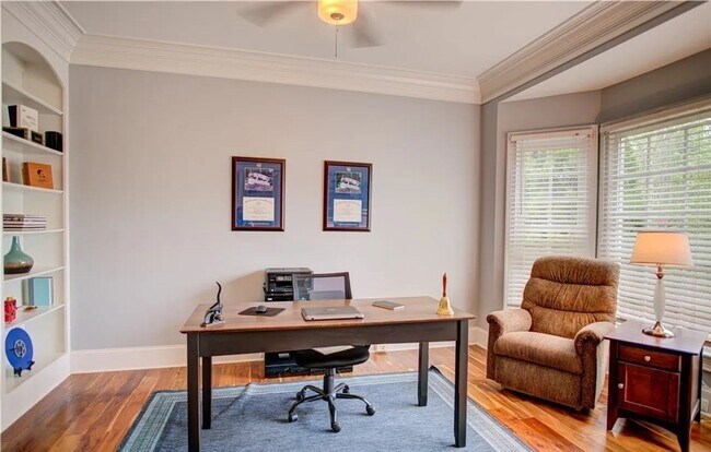 Building Photo - 4 bedroom/ 3.5 bathroom- Stonehouse