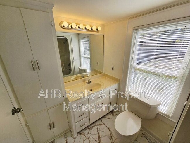 Building Photo - 621 Grace Ave