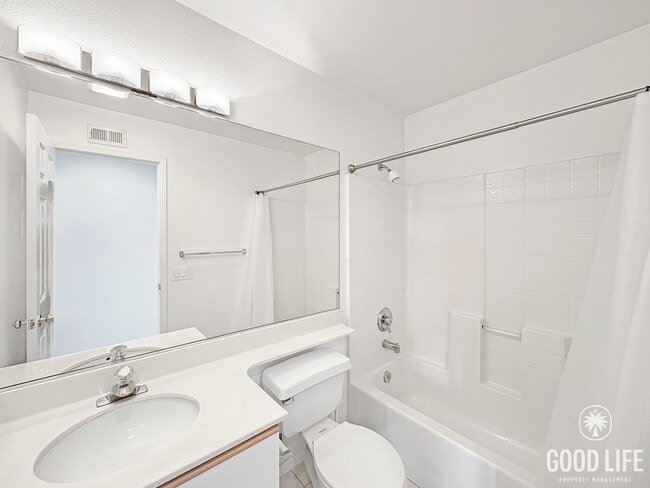 Building Photo - Modern comfort meets coastal living in thi...