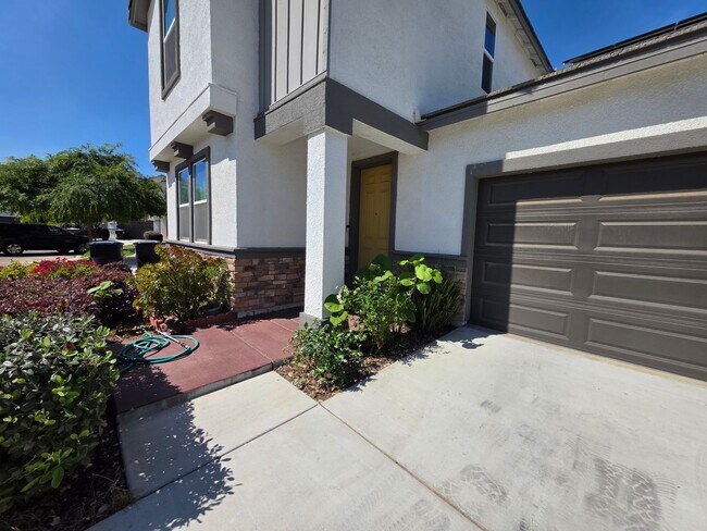 Building Photo - Newer 5 Bedroom 4.5 Bathroom in SE Visalia!! Coming soon!!