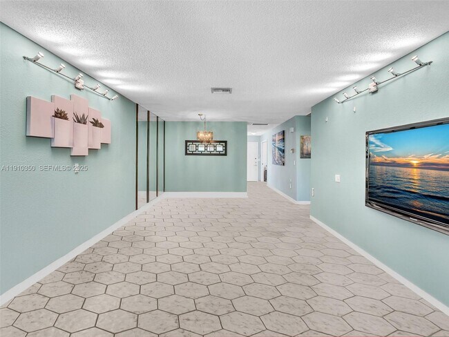 Building Photo - 13785 Flora Pl