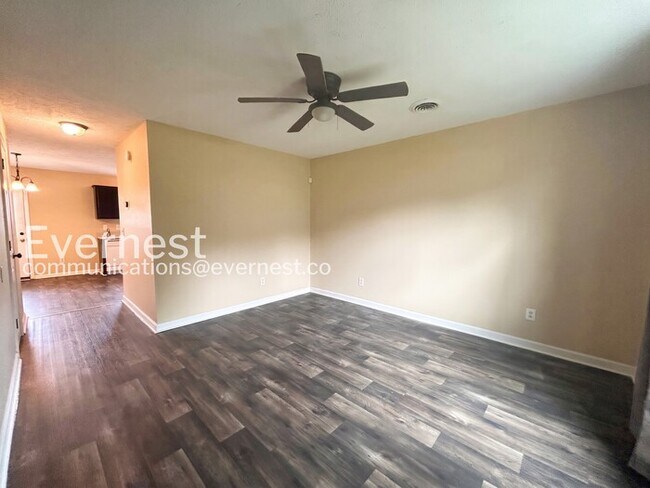 Building Photo - 2-Bed/1.5-Bath Town Home/Available Now!
