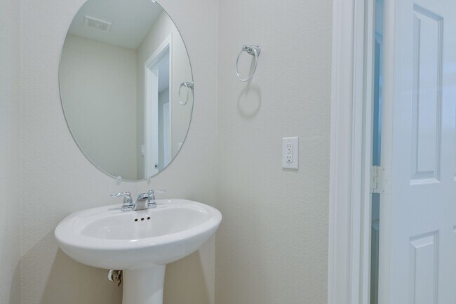 Building Photo - Mountains Edge!! Gated!!  4 bedrooms!! Primary Bedroom and bath down Stairs!! 2 Primary bedrooms!...