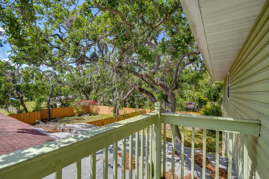 Private balcony in the master bedroom - 5114 33rd St E