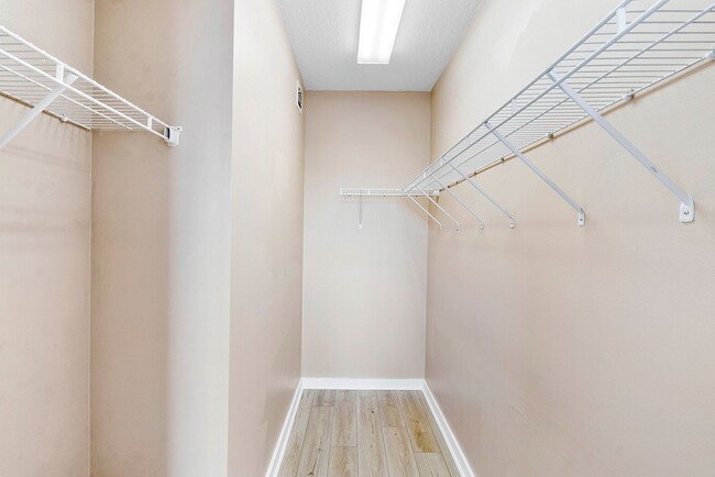 Building Photo - LARGE 3-bed, 3-bath townhome with 2-car ga...