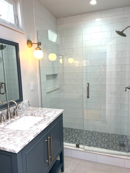 Modern bathroom - 213 16th Pl
