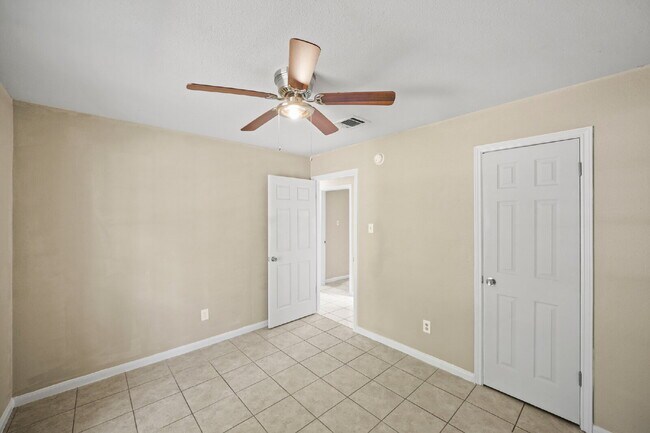 Building Photo - Charming home in Woodland Oaks Subdivision