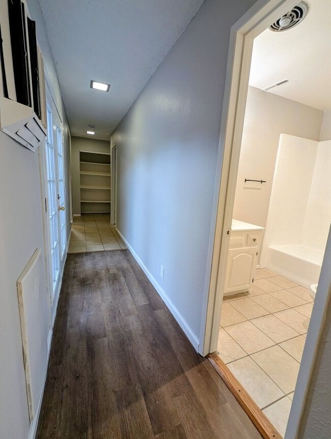 Building Photo - 4-bedroom house with a 2-car garage available in Hawthorne