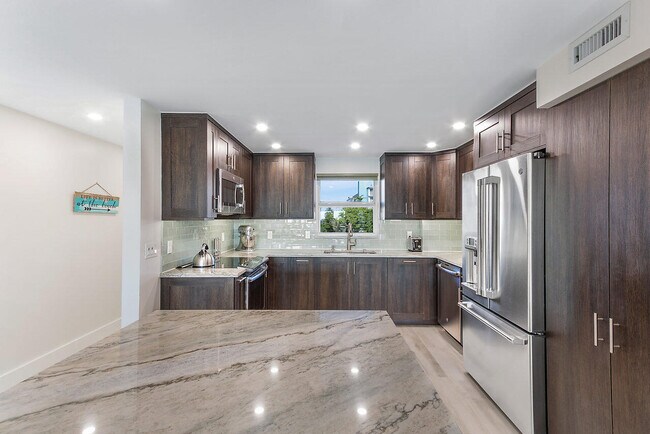 Building Photo - 1160 Hillsboro Mile