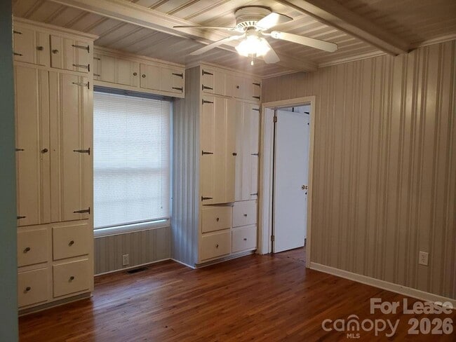 Building Photo - 1506 Wayside Dr