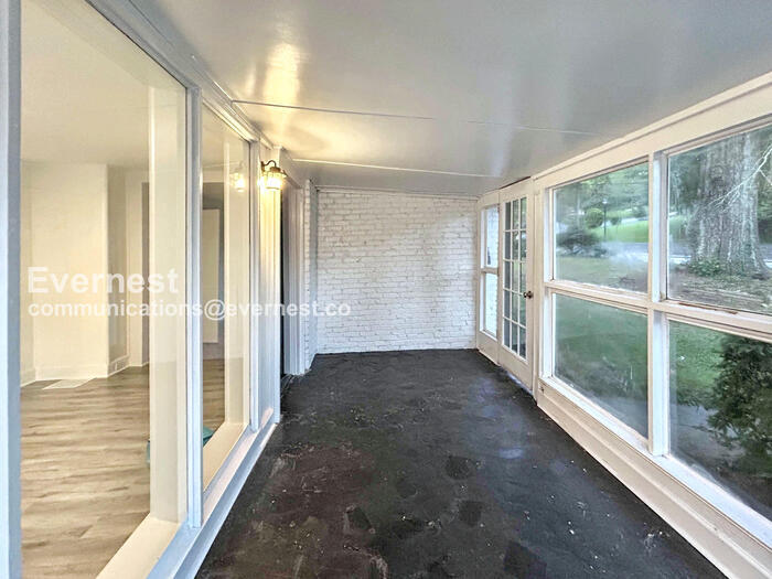 Building Photo - 1026 Lynhurst Dr SW