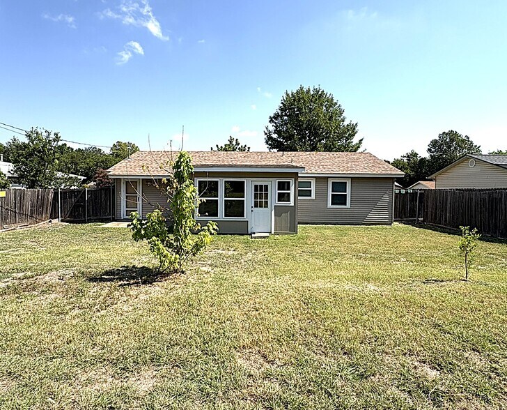 Building Photo - 120 South Dr