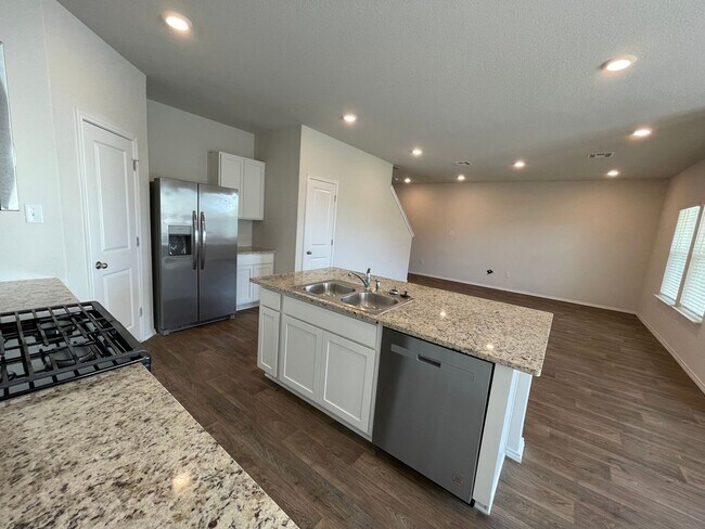 Building Photo - Beautiful 4 bedroom, 2.5 bathroom home in a great location!