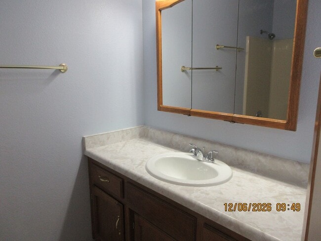 Building Photo - Beautiful and Spacious 4bd 2ba
