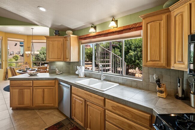 Building Photo - 290 Arch Dr
