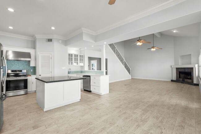 Building Photo - Waterfront Living at Its Best – For Rent on Tiki Island