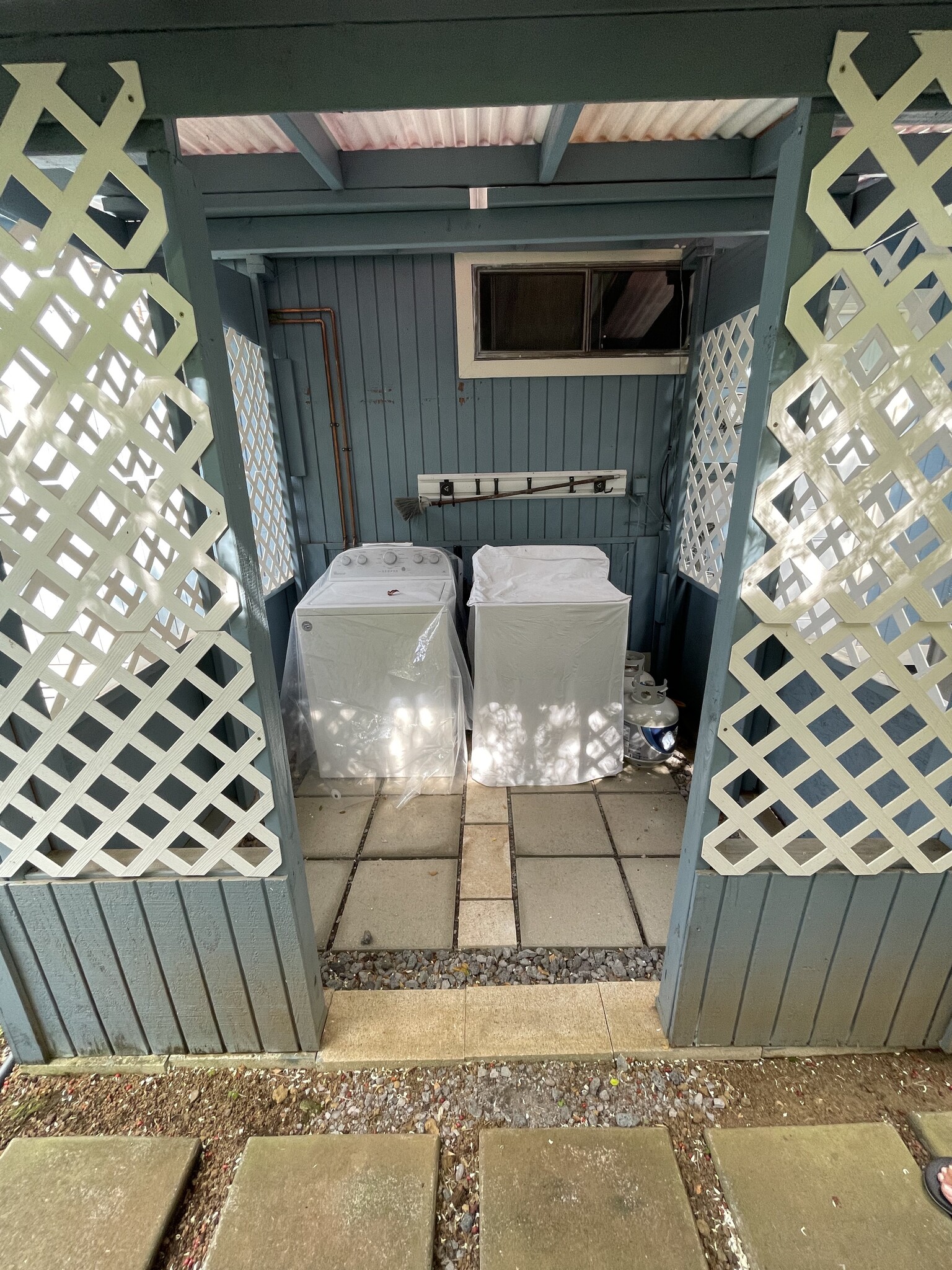 Ground floor washer / dryer - 75-5810 Olua Plz