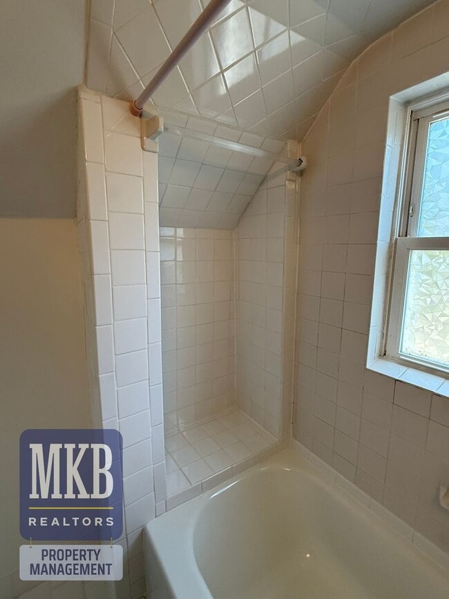 Building Photo - Beautiful Cape Cod with Greenway Access