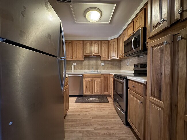 Building Photo - Delightful End-Unit Townhome in Courts of ...