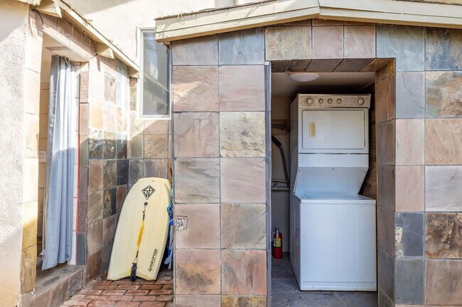 Building Photo - 525 S Tremont St