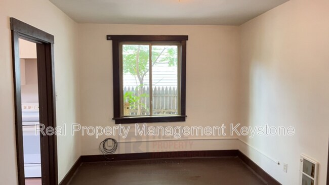 Building Photo - 122 E 16th Ave