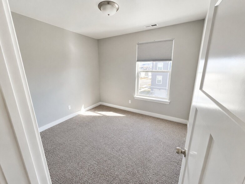 Building Photo - 1806 W Newcastle Ln