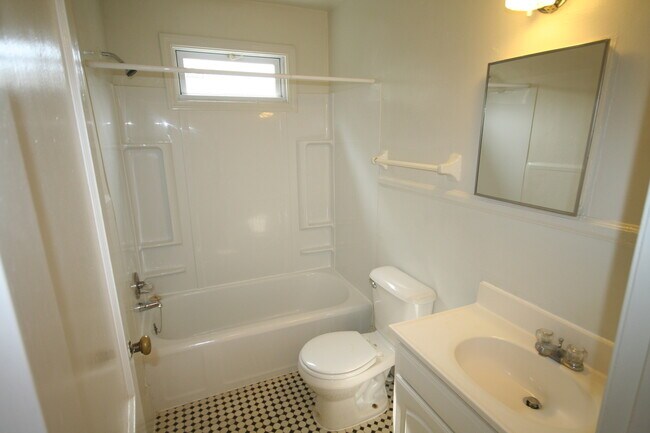 Building Photo - Adorable 1 Bedroom Apt / 1 Block to Duke!