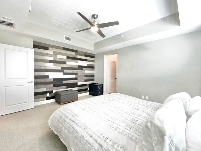 Building Photo - 1044 Bay Colony Dr S