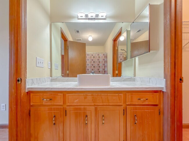 Building Photo - 1104 Greentree Ct