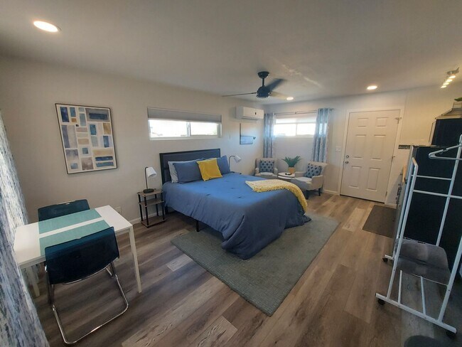 Building Photo - Adorable Studio ~ All utilities included!!