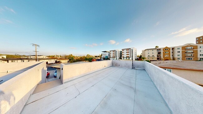 Building Photo - 4BD/2BA on East Falls! Newer Build & Rooftop Deck!