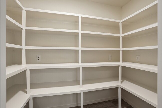 Building Photo - "Charming 4-Bed Oasis with Fireplace in Lubbock - 2 Full Baths & Spacious 2460 Sq Ft!"