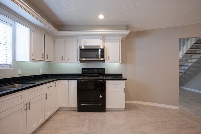 Building Photo - 16042 Bear Hill Dr