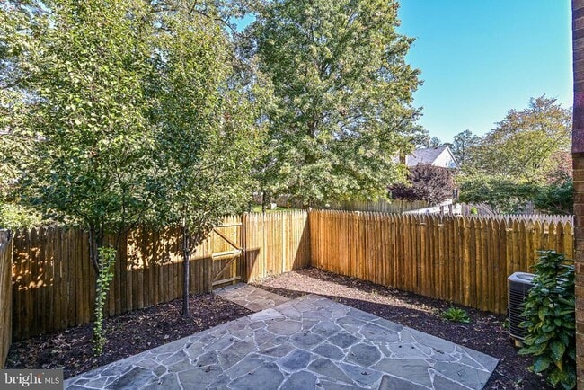 Building Photo - 7046 Leestone St