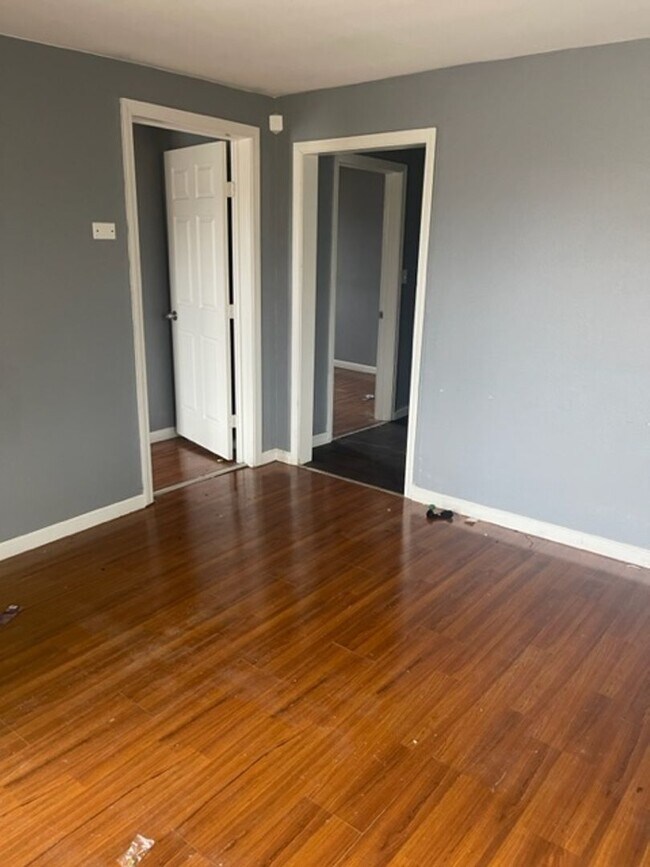 Building Photo - 106 E 75th St