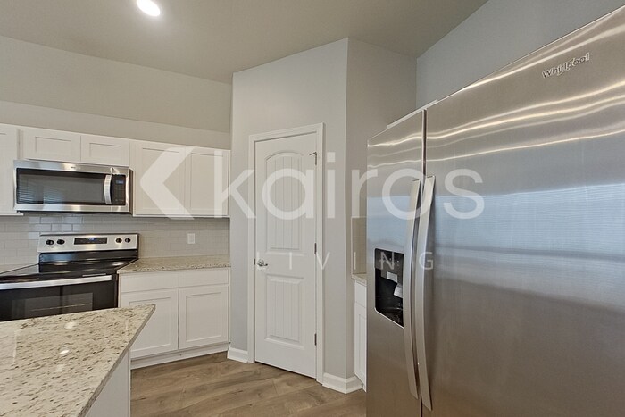 Building Photo - 413 Mango Dr