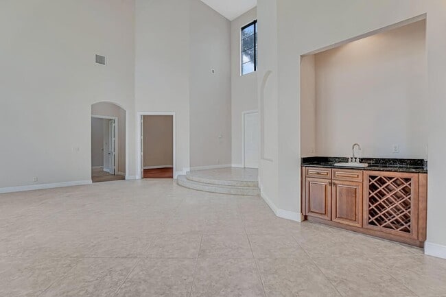 Building Photo - 10513 Versailles Blvd