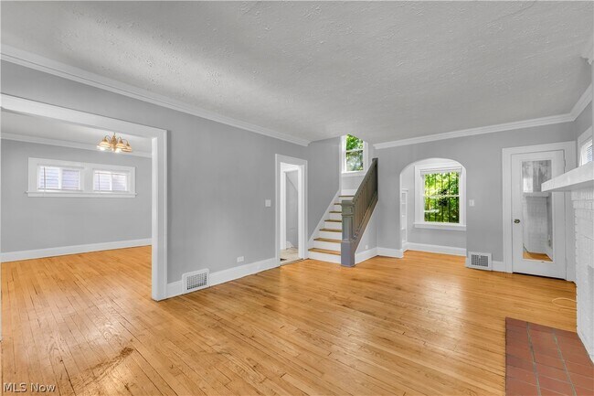 Building Photo - 921 Helmsdale Rd