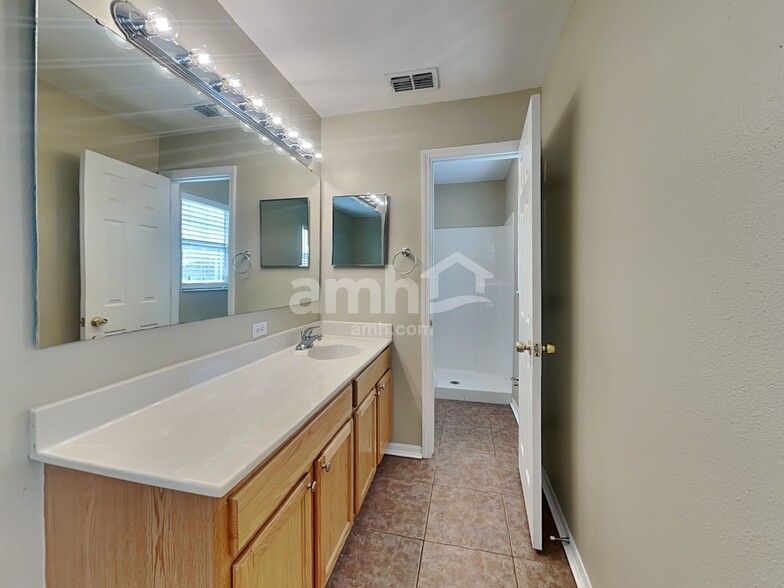 Building Photo - 12621 Lake Vista Dr