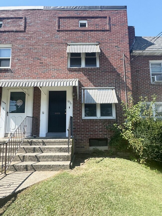 Primary Photo - 2 Bedroom Townhome with Detached Garage