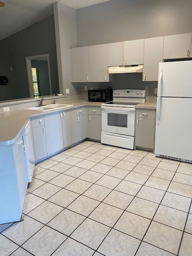 Building Photo - 3 Bedroom, 2 bathroom House in Lakewood Pa...